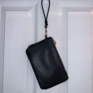 Adrienne Vittadini Wristlet (charging)